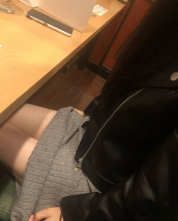 【実況】カフェで隣のエロい女盗撮したの画像