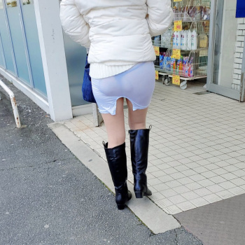 【画像】Tバックスケスケのまま街を歩くお姉さんの画像