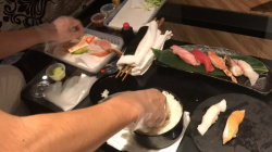 【画像】風俗嬢「えっちょっと待って、客がラブホで寿司握り始めたんだけど」の画像