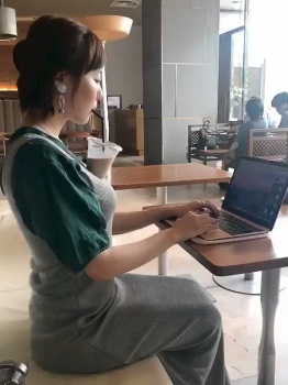 【動画】おっぱいでカフェラテを飲んでしまうお姉さん、発見されるの画像