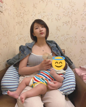 【画像】巨乳美人ママの授乳、エッチすぎるの画像