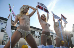 【超画像】美女大国ウクライナで全裸で抗議を始めるフェミニスト団体が警察と激突するの画像