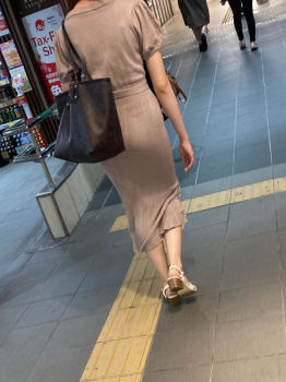 【画像】下着透け透けのワンピースで街歩いてるまんさんって自覚あるん？の画像