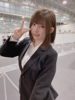 【悲報】国民的コスプレイヤーえなこさん、就活生姿を盗撮されてしまうの画像