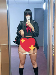 【画像】恵体コスプレイヤーさん、エレベーターで大胆に露出してしまうの画像