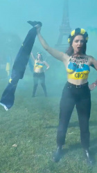 【動画】おっぱい丸出しのクライナ国旗女子たちがロシアに抗議の画像