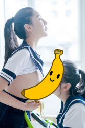 【画像あり】皮剥きバナナを持った巨乳JKさん、JKにおっぱいを舐められてしまう・・・の画像