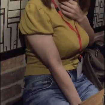 【画像】飲み会でボッチの陰キャ女さん、エッチすぎるの画像