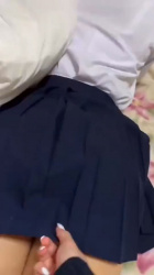 【動画】JKさん、友達にスカートをめくられてパンツ丸見えになってしまうｗｗｗの画像