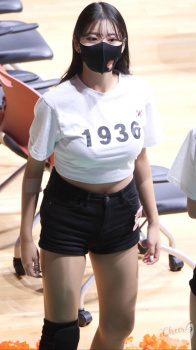 【動画あり】韓国チアさん、お乳がプルプルで脚が長くてエッチすぎるの画像