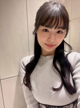 【画像】朝っぱらからスタバで自慢の乳を自慢する女😖の画像