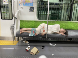 【画像】まんさん、泥酔して電車で寝てしまうの画像