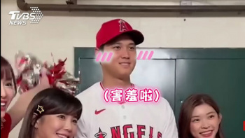 【画像】大谷さん、台湾チアに囲まれて頬を赤らめるの画像