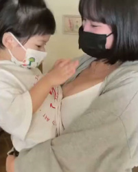 【動画】デカ乳女さん、赤ちゃんの手に感じてしまうｗｗｗｗｗｗｗｗｗｗｗｗｗｗｗｗの画像