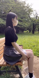 【朗報】スレンダー美脚女子大生さん、公園でパンツを脱いでしまうの画像