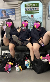 JKさん、優先座席で開脚どエロ画像をパシャリｗｗｗｗｗｗｗｗｗｗｗの画像