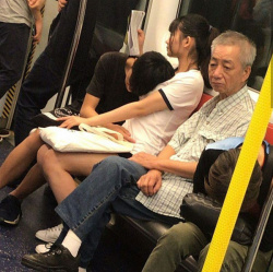 【画像】電車で隣のおっぱい姉ちゃんの乳を枕にする快男児が見つかるの画像