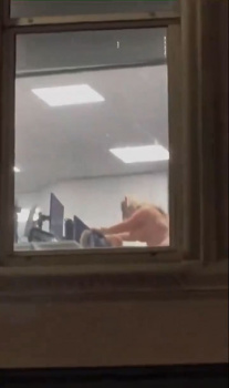 【驚愕動画】オフィスで大胆行為！外から全てが見えてしまった女性社員ｗｗｗｗｗの画像