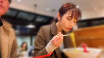 【悲報】AV男優さん、AV女優さんのチャーシューが1枚多くてブチ切れの画像