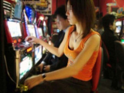 【鬼畜】パチンコで負けたエロい体した人妻に声かけて援交を提案してみた結果wwwwwの画像