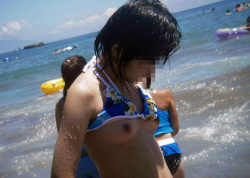 【画像あり】海ではしゃぎすぎて、案の定恥ずかしい所晒しちゃう女の子wの画像