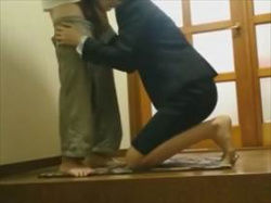 個人撮影　リアル性接待映像がこちら！玄関先で客を喜ばす女の姿がエロスで抜けるの画像