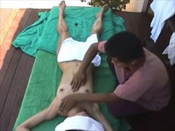 個人撮影　奥さんと2人で行った海外旅行！マッサージの人にこっそり頼んでエロい事してもらったの画像
