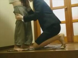 個人撮影　時間がない中玄関で性行為してる不倫男女の動画がリアルでエロスだと思うの画像