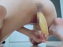 無修正・自画撮り　バナナと電マを使ったオナニーでガチ絶頂するお姉さんがエロスすぎる投稿動画の画像