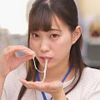 【ザーメン動画レビュー】OLさんに朗報!お仕事しながらフェラもごっくんも自由です!【壁!机!椅子!から飛び出る生チ○ポが人気の企業『(株)しゃぶりながら』…たまに飲みながら!】前半の画像