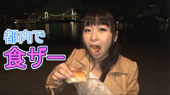 観光地で食ザーする変態お姉さん!羽月希【食ザー露出ハイキング】レビューの画像