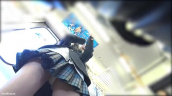 匿名 より 【動画】電車内で新栄ＪＫを逆さ撮りした悪質な手口動画です