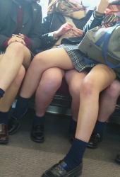 【画像】女子高生のふとももをチラ見しない成人男性おる？の画像