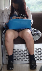 【画像】電車でエロイ女子高生が入って来た時のオヤジの目線ｗｗｗの画像
