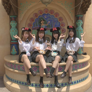 【画像】女子高生の集合写真を1人1人を見てみるとちょいブスがいるの画像
