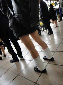 【画像】ルーズソックス女子高生ってお金払えばやらせてくれそうよなｗｗｗの画像