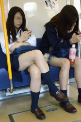 【画像】女子高生のふとももの魔力に屈しない聖人男子ておる？の画像