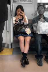【画像】女子高生の電車内対面盗撮って少し勇気いるよなｗｗｗの画像