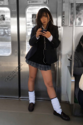 【画像】電車内で女子高生を見かけスマホで盗撮奴ｗｗｗの画像