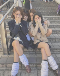 【画像】女子高生の脚組んだふとももがエチエチ過ぎるの画像