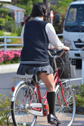 【画像】女子高生と自転車すれ違う時にそっと匂い楽しみ奴ｗｗｗの画像