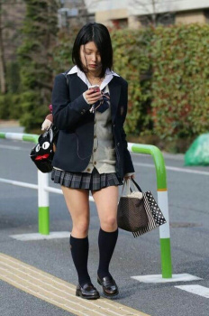 【画像】街並み撮ったら女子高生がたまたま写り込んでしまった写真の画像