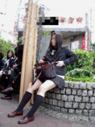 【画像】女子高生がちょこんと座ってる感じが可愛くてたまらんの画像