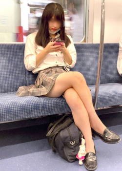 【画像】生意気な脚組み女子高生の前で土下座して頭踏まれたい変態おる？の画像