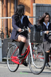 【画像】自転車ＪＫのヒラヒラスカートからふとももチラ見えに興奮抑えられるやつおる？の画像