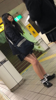 【画像】成人男性ならつい横目で見てしまう女子高生街撮り写真の画像