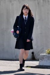 【画像】歩くスケベこと女子高生さんの通学街撮り写真の画像