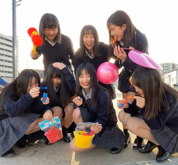 【画像】高校教師は女子高生に囲まれて勃起するんだろうな～な集合写真の画像