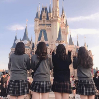 【画像】ＪＫちゃんがＴＤＬでの後ろ姿をネットに上げてるんだが(ｿﾜｿﾜ)の画像