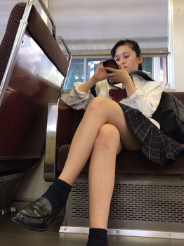 【画像】目の前で女子高生がむちむちなフトモモで脚組みしてたら我慢できる？ｗｗの画像